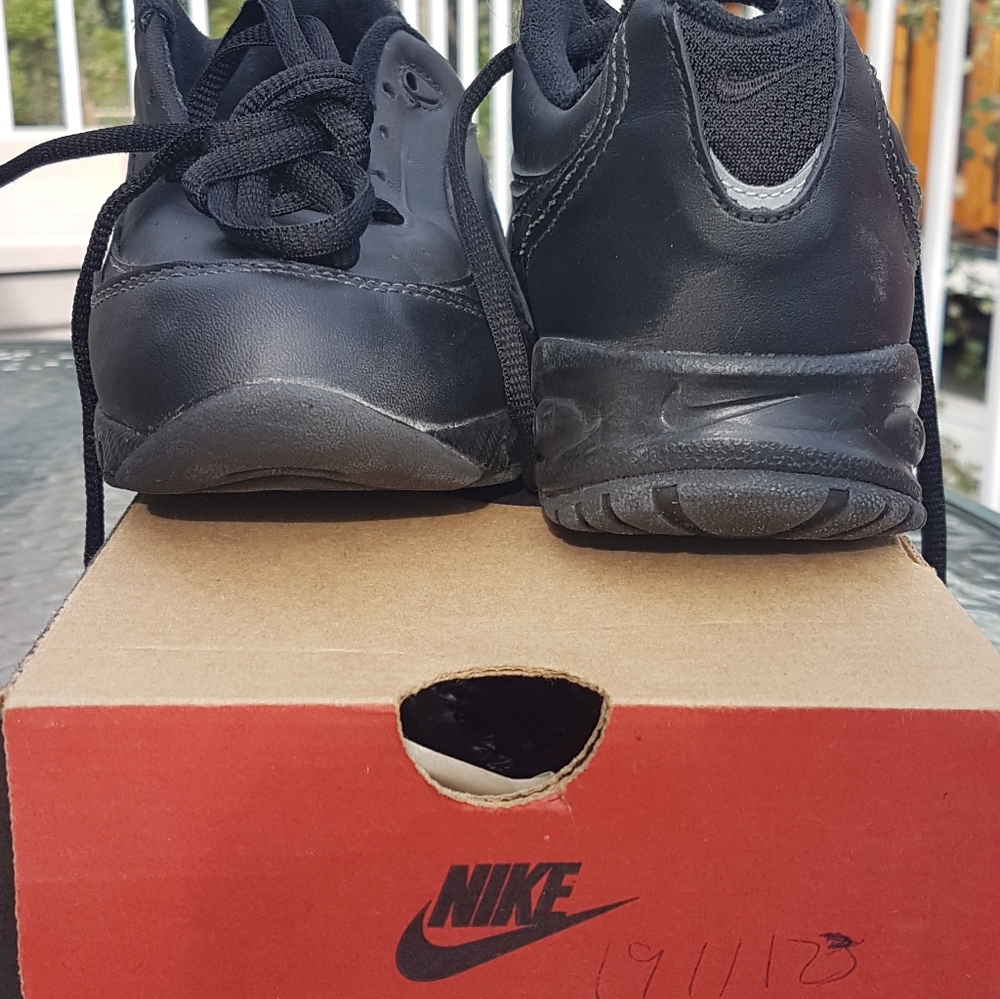 Nike New in Box Black walking shoe size 6.5 - Picture 2 of 5